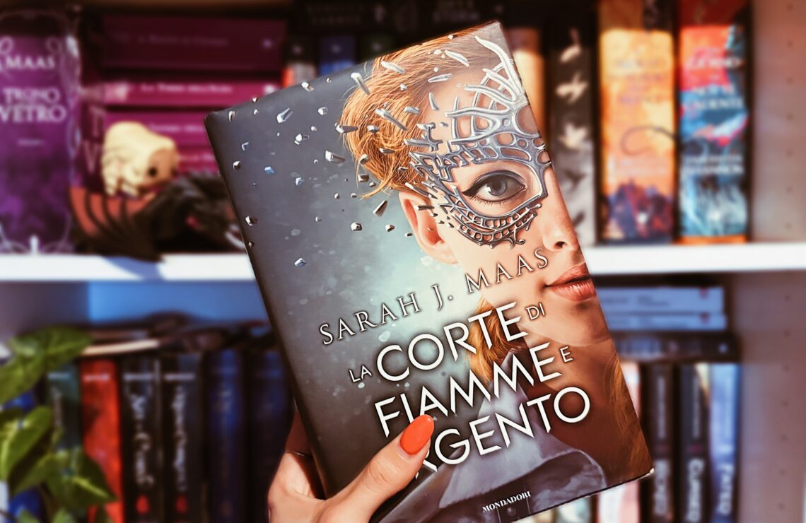 Il romanzo la Corte di Fiamme e Argento fotografata davanti alla libreria